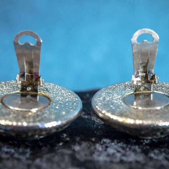 VINTAGE Gold Tone Clip On Dome Earrings GREEN/WHITE Marble - Picture 5 of 8